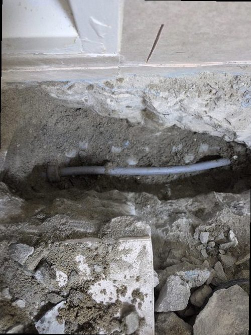 구리 누수탐지 베란다 천장에 생긴 누수 흔적과 물고임 상태