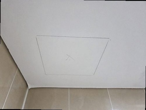 구리 누수탐지 욕실 바닥과 천장 누수 흔적을 확인하는 모습