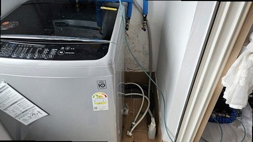 의왕 누수탐지 베란다 벽면 누수 흔적과 창틀 주변 점검 모습