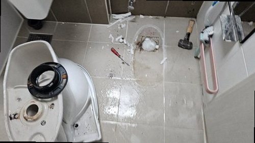 소사구 누수탐지 욕실 바닥과 타일 줄눈의 누수 흔적을 점검하는 모습