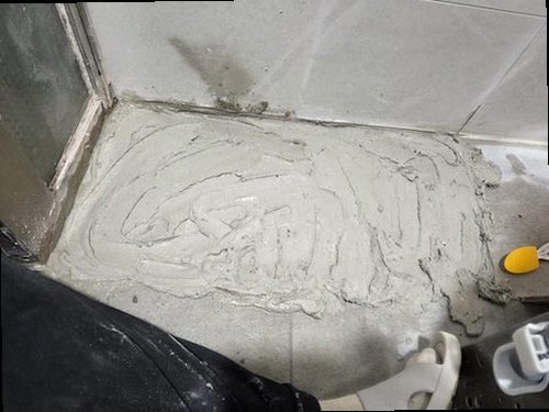 원미구 누수탐지 베란다 천장에 나타난 물방울과 누수 흔적을 확인하는 현장