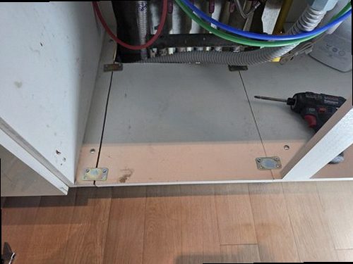 원미구 누수탐지 싱크대 하부 배관과 천장 누수 흔적을 확인하는 모습