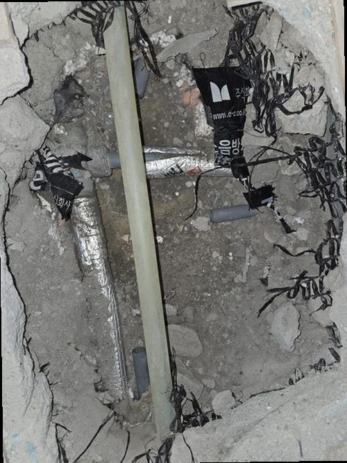 천안시 서북구 누수탐지 거실 천장에 번진 누수 흔적과 벽지 얼룩