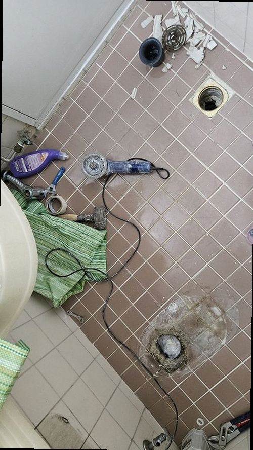 부평구 누수탐지 싱크대 하부장과 벽체 주변의 누수 흔적을 확인하는 현장