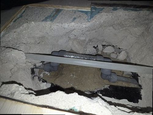 남양주 누수탐지 벽면 물자국과 천장 누수 흔적을 확인하는 모습