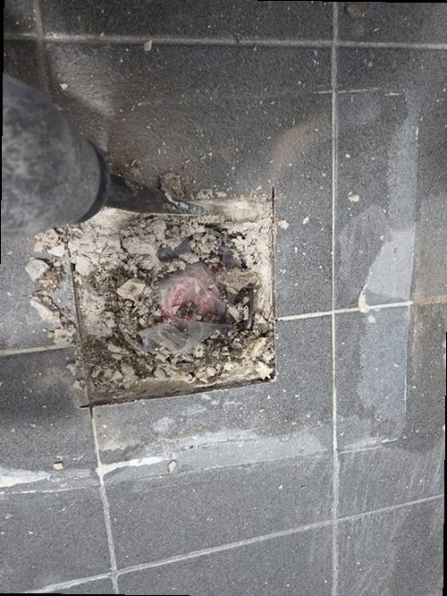 서울 중구 누수탐지 욕실 타일 손상과 바닥 물 고임을 확인하는 현장