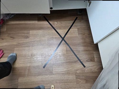 동대문구 누수탐지 거실 벽 누수 흔적과 주변 바닥을 확인하는 현장