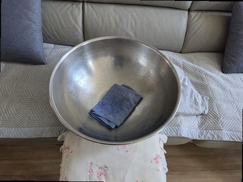 남동구 누수탐지 거실 천장 물자국과 벽면 누수 흔적을 확인하는 모습