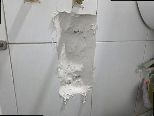 관악구 누수탐지 천장 얼룩과 벽면 수분 상태를 확인하는 현장
