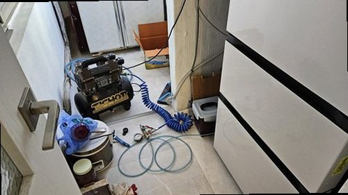 종로구 누수탐지 욕실 바닥과 아래층 천장 누수 흔적을 비교하는 현장 점검 모습