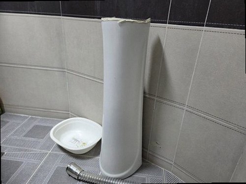 종로구 누수탐지 욕실 천장에 발생한 누수 얼룩과 습기 흔적