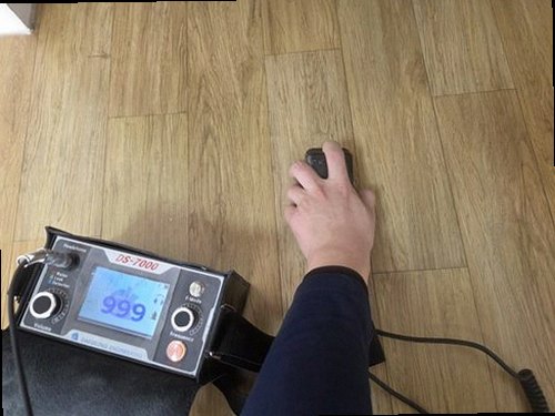 종로구 누수탐지 천장 얼룩과 벽면 수분 흔적을 확인하는 모습