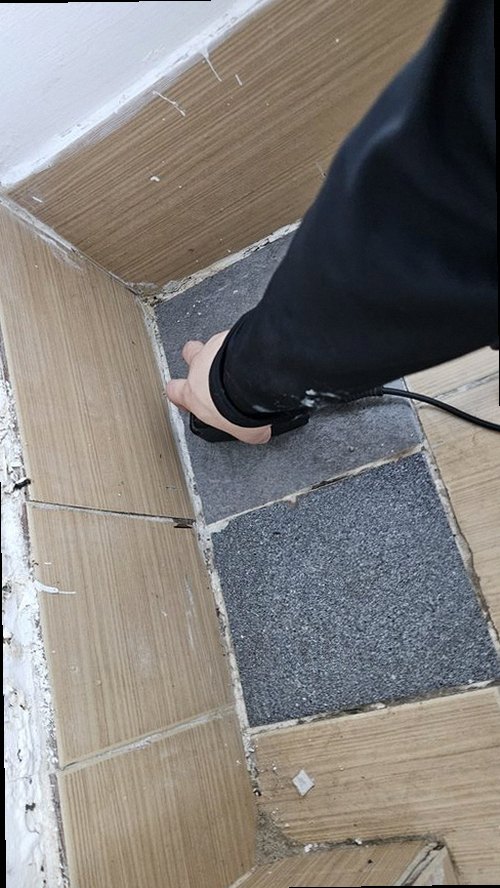 종로구 누수탐지 수도계량기 별침과 밸브를 확인하는 모습