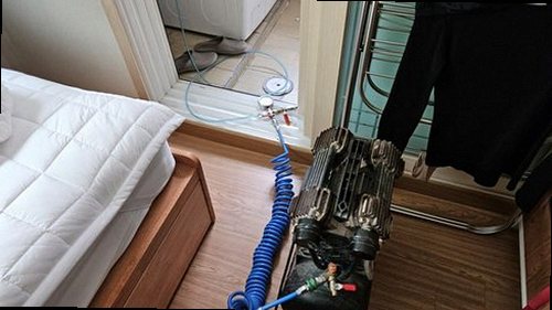 유성구 누수탐지 안방 천장 누수 흔적과 수분 측정기를 확인하는 모습