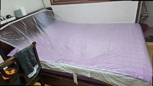 만세구 누수탐지 천장 누수 흔적과 습기 피해를 확인하는 모습