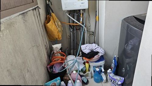 만세구 누수탐지 창틀 하부 실란트와 외벽 접합부를 정리한 뒤 재시공하는 모습