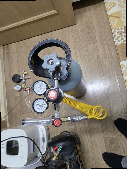 부산 동구 누수탐지 천장에 발생한 누수 얼룩과 현장 점검 모습