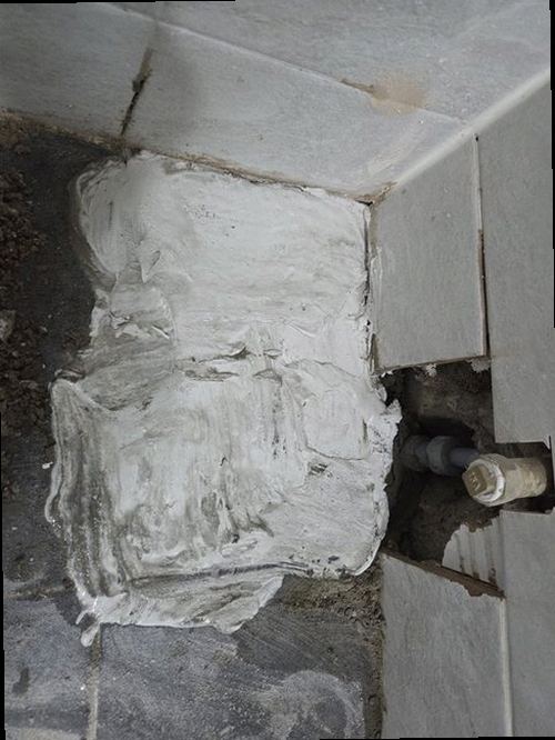 부산 동구 누수탐지 벽면 습기 흔적과 누수 점검 위치를 확인하는 모습