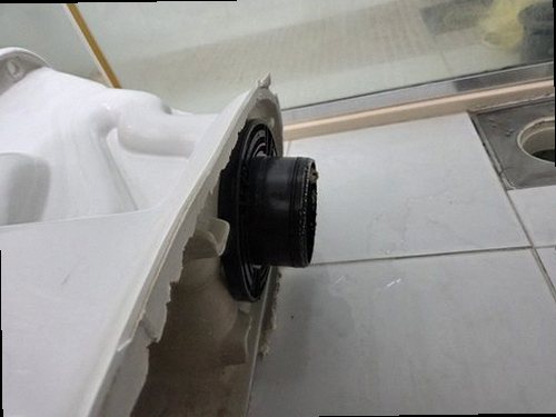 파주 누수탐지 배관 공압 검사와 압력 게이지 확인 장면