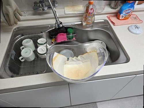 사하구 누수탐지 싱크대 하부장과 수도 연결부를 확인하는 모습