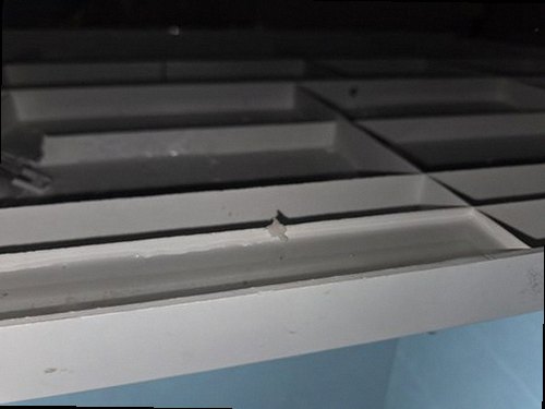 사하구 누수탐지 베란다 천장과 벽면의 누수 흔적을 확인하는 모습
